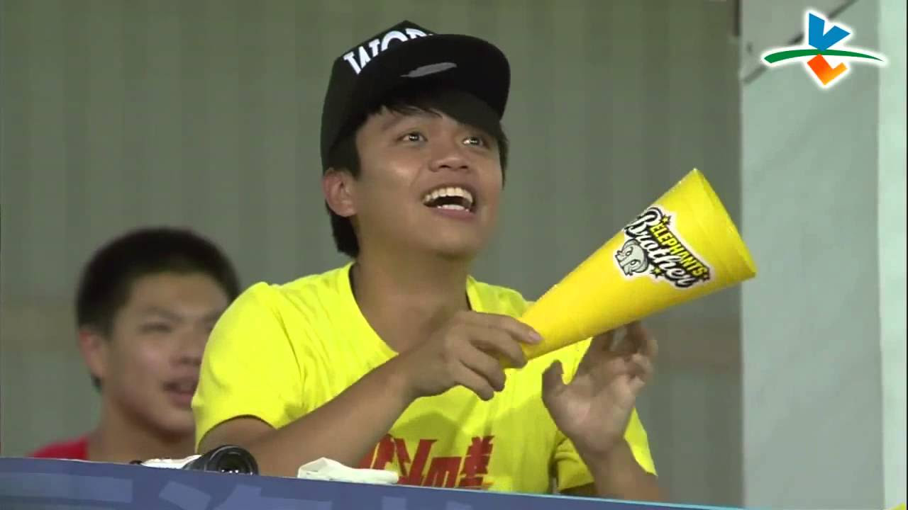 蔡阿嘎對鏡頭表演吞加油棒 (緯來CPBL 獅VS象 2013.07.05)